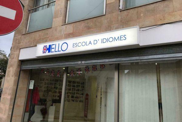 caixo alumini frontal metacrilat amb vinil de tall 01 - Rotulación Barcelona